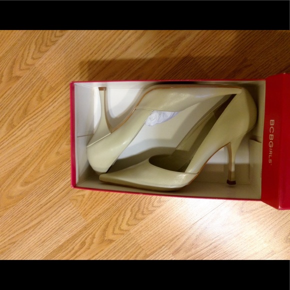 BCBGirls Pumps Heels. Cream/Wheat/Neutral color. NEW!  Unique cut! - Picture 6 of 8